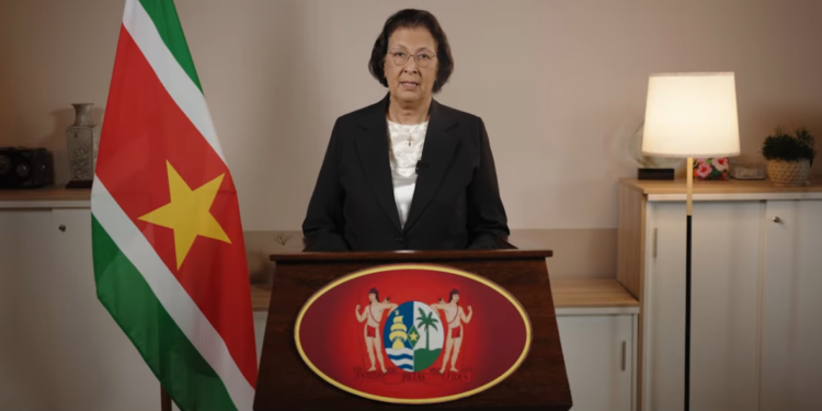 Screenshot 2026 03 12 114116 President Jennifer Simons heeft in een verklaring aan de natie bekendgemaakt dat de regering versnelde steunmaatregelen zal uitvoeren om de bevolking te beschermen tegen de economische gevolgen van de oorlog in het Midden-Oosten. Volgens het staatshoofd heeft de internationale crisis ook directe impact op Suriname, vooral op economisch vlak.