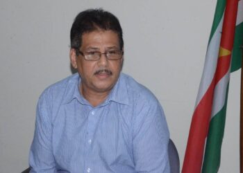 Souza de Brian CASAS Waarnemend directeur Brian de Souza stelt zijn functie bij de Civil Aviation Safety Authority Suriname (CASAS) per 1 april ter beschikking. Dat blijkt uit een brief aan president Jennifer Simons, die door de redactie van Tra Fas’ De en Key News is ingezien en gelezen.