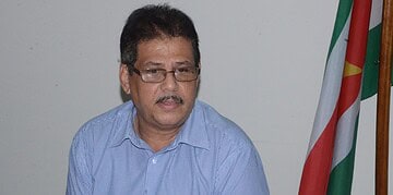 Souza de Brian CASAS Waarnemend directeur Brian de Souza stelt zijn functie bij de Civil Aviation Safety Authority Suriname (CASAS) per 1 april ter beschikking. Dat blijkt uit een brief aan president Jennifer Simons, die door de redactie van Tra Fas’ De en Key News is ingezien en gelezen.