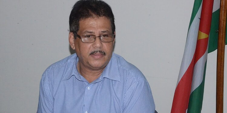 Souza de Brian CASAS Waarnemend directeur Brian de Souza stelt zijn functie bij de Civil Aviation Safety Authority Suriname (CASAS) per 1 april ter beschikking. Dat blijkt uit een brief aan president Jennifer Simons, die door de redactie van Tra Fas’ De en Key News is ingezien en gelezen.