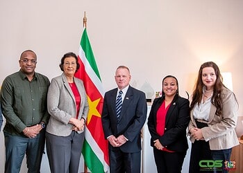 Tijdelijk zaakgelastigde Verenigde Staten maakt opwachting bij president 4 President Jennifer Simons heeft vrijdag 6 maart op haar kabinet gesproken met een delegatie van het bedrijf Dalil uit de Verenigde Arabische Emiraten (VAE) over de digitale modernisering van Suriname. Tijdens de ontmoeting stond vooral de versnelde digitalisering van overheidsdiensten centraal.