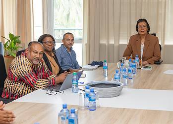 VES denkt met regering mee over economische gevolgen conflict Midden Oosten 1 De Vereniging van Economisten in Suriname (VES) heeft samen met de regering overleg gevoerd over de mogelijke economische gevolgen van het conflict in het Midden-Oosten voor Suriname. President Jennifer Simons sprak woensdag 11 maart 2026 op het Kabinet van de President met het bestuur van de organisatie over de risico’s voor onder meer brandstofprijzen, inflatie en de koopkracht van kwetsbare groepen.