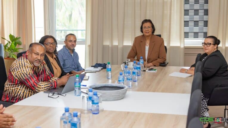 VES denkt met regering mee over economische gevolgen conflict Midden Oosten 1 De Vereniging van Economisten in Suriname (VES) heeft samen met de regering overleg gevoerd over de mogelijke economische gevolgen van het conflict in het Midden-Oosten voor Suriname. President Jennifer Simons sprak woensdag 11 maart 2026 op het Kabinet van de President met het bestuur van de organisatie over de risico’s voor onder meer brandstofprijzen, inflatie en de koopkracht van kwetsbare groepen.