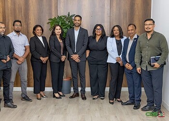 VSBGOVANDMORE Vertegenwoordigers van het Surinaamse bedrijfsleven hebben in overleg met de regering gepleit voor een breed gedragen nationale langetermijnvisie om de economie beter bestand te maken tegen internationale schokken. Tijdens de bijeenkomst op dinsdag 10 maart 2026 op het Kabinet van de President is gesproken over de mogelijke gevolgen van de escalerende mondiale crisis voor Suriname.