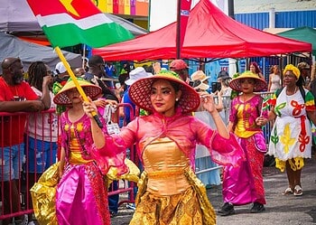 WhatsApp Image 2026 02 20 at 7.53.16 AM De culturele uitwisseling van Stichting B’Art, Culture & Sport Empowerment met Curaçao is volgens de organisatie succesvol verlopen. Tijdens een van de grootste evenementen op het eiland presenteerde de Surinaamse delegatie de Surinaamse kunst en cultuur aan een internationaal publiek en onlinevolgers.