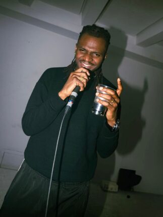 WhatsApp Image 2026 03 08 at 10.03.38 PM Het gesprek met Shaquille Marcus, beter bekend als Shaq.sr, vindt plaats via de telefoon. Aan de andere kant van de lijn klinkt de stem van een man die zijn leven en werk zorgvuldig heeft opgebouwd in Nederland, terwijl ik in Paramaribo zit, luisterend naar de herinneringen aan een jeugd die hij achterliet.