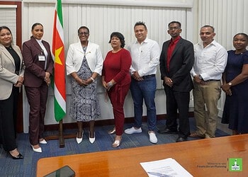 WhatsApp Image 2026 03 09 at 12.50.09 1536x1023 1 Minister Adelien Wijnerman heeft op 4 maart 2026 het nieuwe bestuur van het Productie Krediet Fonds (PKF) geïnstalleerd. Het bestuur is voor een periode van drie jaar benoemd en moet toezicht houden op de uitvoering en verdere ontwikkeling van het fonds dat bedoeld is om de productiesector in Suriname te stimuleren.