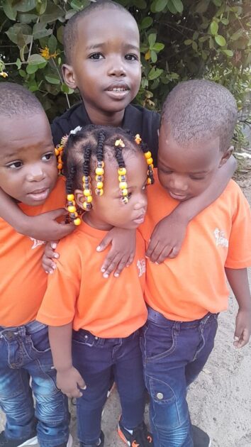 WhatsApp Image 2026 03 10 at 10.25.44 PM Voor Grootfaam vormden die signalen het begin van een zoektocht die jaren zou duren. Vandaag is Given acht jaar oud en leeft hij met wat in de hedendaagse medische terminologie wordt aangeduid als een autismespectrumstoornis, oftewel ASS. Dat is een ontwikkelingsverschil dat zich op uiteenlopende manieren kan uiten in communicatie, gedrag en prikkelverwerking. Het woord ‘spectrum’ is daarbij cruciaal: het benadrukt dat autisme geen vaststaand profiel is, maar een brede variatie aan kenmerken die bij ieder individu anders tot uiting komen.