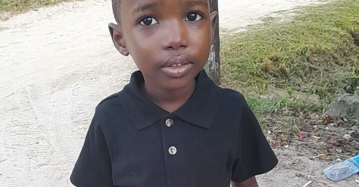 WhatsApp Image 2026 03 10 at 10.25.54 PM e1773494630794 Voor Grootfaam vormden die signalen het begin van een zoektocht die jaren zou duren. Vandaag is Given acht jaar oud en leeft hij met wat in de hedendaagse medische terminologie wordt aangeduid als een autismespectrumstoornis, oftewel ASS. Dat is een ontwikkelingsverschil dat zich op uiteenlopende manieren kan uiten in communicatie, gedrag en prikkelverwerking. Het woord ‘spectrum’ is daarbij cruciaal: het benadrukt dat autisme geen vaststaand profiel is, maar een brede variatie aan kenmerken die bij ieder individu anders tot uiting komen.