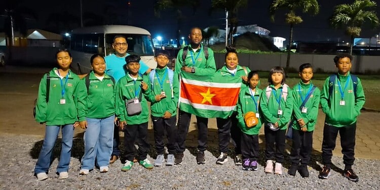 WhatsApp Image 2026 03 11 at 11.53.14 AM Een Surinaamse scholenschaakdelegatie is in de vroege ochtend van woensdag 11 maart 2026 afgereisd naar Willemstad, Curaçao, voor deelname aan het jaarlijkse Interinsular-schaaktoernooi. Aan het toernooi nemen dit jaar Aruba, Bonaire, Curaçao en Suriname deel.