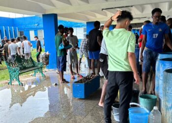 Studenten in Cuba staan in de rij met vaten om water te krijgen omdat ze geen water hebben