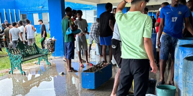 Studenten in Cuba staan in de rij met vaten om water te krijgen omdat ze geen water hebben