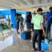 Studenten in Cuba staan in de rij met vaten om water te krijgen omdat ze geen water hebben