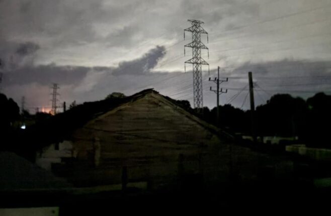 WhatsApp Image 2026 03 22 at 2.18.54 PM 1 e1774200314924 Surinaamse studenten die in Cuba studeren, worden steeds harder geraakt door de aanhoudende stroomcrisis op het eiland. De situatie verslechterde opnieuw nadat Cuba op zaterdag 21 maart wederom met een landelijke black-out werd geconfronteerd. Volgens internationale media ging het om de derde grote stroomuitval in maart, nadat een storing in de thermische centrale van Nuevitas leidde tot een nieuwe instorting van het nationale elektriciteitsnet.