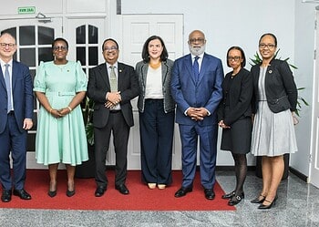 WhatsApp Image 2026 03 27 at 11.15.32 1536x870 1 IDB-topman Edmunds benadrukt het belang van sterke instituties en diversificatie voor Surinames duurzame groei. Ontdek hoe samenwerking kansen creëert voor de toekomst van het land ....