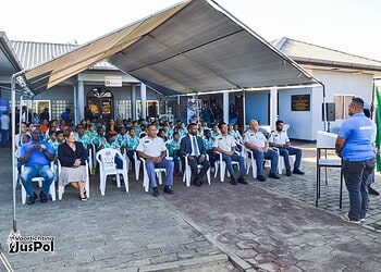 ad946447 12c6 4404 9329 1dc4706df345 Tijdens de activiteit benadrukte minister Harish Monorath van Justitie en Politie het belang van preventie en voorlichting als middel om problemen in de samenleving vroegtijdig aan te pakken. De activiteit werd georganiseerd door de buurtmanagers van Meerzorg-Oost en Meerzorg-West en richtte zich op leerlingen van de vijfde en zesde klas. Volgens de organisatoren stond de dag volledig in het teken van vorming en bewustwording van de jeugd. Daarbij werd aandacht besteed aan actuele thema’s als drugsgebruik, wapenbezit op scholen en de gevolgen van pesten.