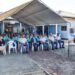Educatieve dag op Meerzorg moet schooljeugd sterker maken tegen drugs, wapengeweld en pesten 9 ad946447 12c6 4404 9329 1dc4706df345 Tijdens de activiteit benadrukte minister Harish Monorath van Justitie en Politie het belang van preventie en voorlichting als middel om problemen in de samenleving vroegtijdig aan te pakken. De activiteit werd georganiseerd door de buurtmanagers van Meerzorg-Oost en Meerzorg-West en richtte zich op leerlingen van de vijfde en zesde klas. Volgens de organisatoren stond de dag volledig in het teken van vorming en bewustwording van de jeugd. Daarbij werd aandacht besteed aan actuele thema’s als drugsgebruik, wapenbezit op scholen en de gevolgen van pesten.