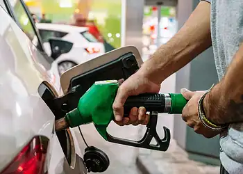 brandstof pomp De regering heeft in overleg met de oliemaatschappijen besloten om de pompprijzen voor brandstof voorlopig te stabiliseren. President Jennifer Simons heeft per 17 maart 2026 ingestemd met de toepassing van de zogenoemde price cap-methode, waarmee schommelingen in de brandstofprijs tijdelijk worden opgevangen.