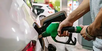 brandstof pomp De olieprijzen stijgen door spanningen in het Midden-Oosten, wat gevolgen kan hebben voor onze energierekening. Lees verder voor het volledige verhaal en de impact ....