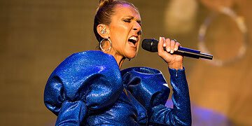 celine dion micro concert robe bleu chanteuse crie 1 2000 Céline Dion keert terug met tien concerten in Parijs na haar gezondheidsstrijd. Ontdek hoe zij haar fans opnieuw betovert en lees het volledige verhaal ....