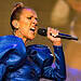 celine dion micro concert robe bleu chanteuse crie 1 2000 Céline Dion keert terug met tien concerten in Parijs na haar gezondheidsstrijd. Ontdek hoe zij haar fans opnieuw betovert en lees het volledige verhaal ....