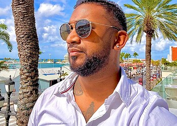 kaylan1 De Nederlands-Surinaamse zanger Kalyan Kedar heeft een nieuwe stap gezet in zijn muzikale loopbaan. Naast zingen en songwriting richt hij zich voortaan ook nadrukkelijk op muziekproductie via zijn eigen label KLYN Studio.