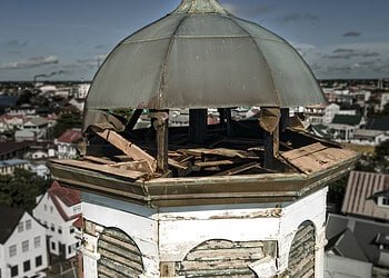keynwes toren su schade 1 Het Torengebouw in de historische binnenstad van Paramaribo krijgt in het kader van het Paramaribo Urban Rehabilitation Program II (PURP-2) een grondige renovatie. Voor het herstel van het pand is een bedrag van USD 2 miljoen gereserveerd, meldt het ministerie van Financiën en Planning.