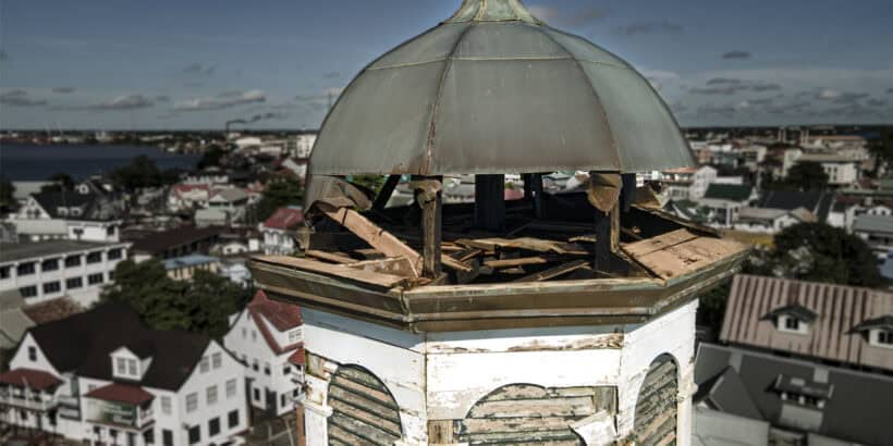 keynwes toren su schade 1 Het Torengebouw in de historische binnenstad van Paramaribo krijgt in het kader van het Paramaribo Urban Rehabilitation Program II (PURP-2) een grondige renovatie. Voor het herstel van het pand is een bedrag van USD 2 miljoen gereserveerd, meldt het ministerie van Financiën en Planning.