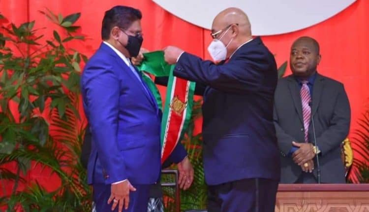 santoki sworn in Ex-president Santokhi is volgens berichten medisch behandeld en naar het ziekenhuis gebracht. Lees verder voor de laatste updates en officiële reacties rondom deze situatie ....