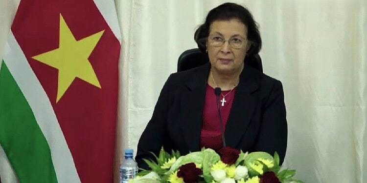 simons persconferentie 6mrt26 “We hebben buitenlanders, gewapenden, legale goudzoekers, illegale goudzoekers, gangsters met grote wapens en van alles in de goudsector”, zei president Jennifer Geerlings-Simons vrijdag tijdens de regeringspersconferentie over de ordening van de goudsector.