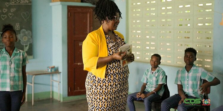 sozavo 2 Minister Diana Pokie van Sociale Zaken en Volkshuisvesting heeft maandag een bezoek gebracht aan de W. Buchnerschool, waar zij leerlingen van leerjaar 8 voorlas uit het boek De Kleine Jaggernath. De bewindsvrouw greep het moment aan om het belang van lezen onder de aandacht te brengen en waarschuwde dat het leesgedrag van kinderen de afgelopen jaren is teruggelopen.