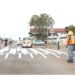 Verkeersmeubilair en infrastructuur Commewijne aangepakt 11 werkzaamheden ow2 Verkeersmeubilair en de infrastructuur in het district Commewijne worden aangepakt. Het gaat vooral om het opnieuw aanbrengen van wegmarkeringen en het beter zichtbaar maken van verkeersmeubilair. De achterstallige onderhoudswerkzaamheden worden na jaren eindelijk uitgevoerd.