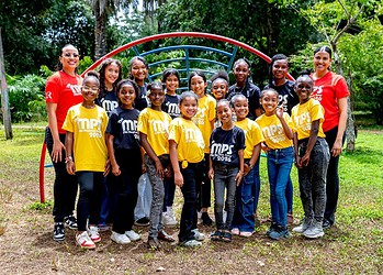 xr mini 2 Vijftien jonge talenten staan klaar om deel te nemen aan de XR Planning & More Mini Playback Show 2026. De kinderen, in de leeftijd van 6 tot 12 jaar en ook wel de ‘mini stars’ genoemd, betreden op zondag 5 april, eerste paasdag, het podium van Theater Thalia.