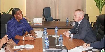 12a2af8a 6007 4890 af37 93260e235b1d De tijdelijke Amerikaanse zaakgelastigde bespreekt met minister Huur decentralisatie, grenskwesties en samenwerking rond olieontwikkeling. Lees verder voor alle details van dit belangrijke overleg ....