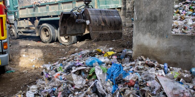 1496905d 31b0 4abe afd0 dab43ec349e4 Het directoraat OGA ruimt al meer dan een week illegaal gestort afval op bij Ston Oso, waar vervuiling en overlast voor ondernemers en omwonenden aanhouden ....