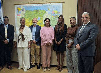 Van links naar rechts: Latoya Williams, Programme Manager Suriname; Nishma Bharos, hoofd International Relations Office (IRO); Prakaash Rostam, Trade Expert; Virginia Asin-Oostburg, voorzitter van het Bestuur van de Universiteit; Joan Nadal Sastre, Head of Cooperation; Maya Manohar, secretaris van het Bestuur van de Universiteit; Nikeshia Castello, Global Gateway Facilitator; Madesta Lede, docent IGSR; en Yacine Khaled Khelladi, Digital Expert.