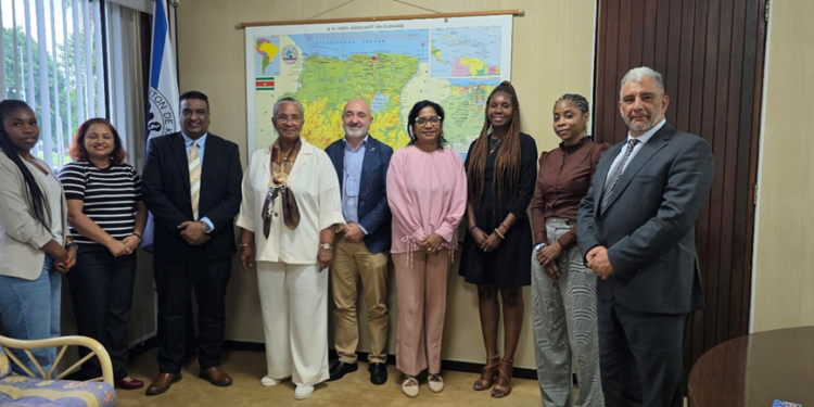 Van links naar rechts: Latoya Williams, Programme Manager Suriname; Nishma Bharos, hoofd International Relations Office (IRO); Prakaash Rostam, Trade Expert; Virginia Asin-Oostburg, voorzitter van het Bestuur van de Universiteit; Joan Nadal Sastre, Head of Cooperation; Maya Manohar, secretaris van het Bestuur van de Universiteit; Nikeshia Castello, Global Gateway Facilitator; Madesta Lede, docent IGSR; en Yacine Khaled Khelladi, Digital Expert.