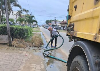 49393438 d28b 44d5 b81d 906be2ca541a e1775179364581 In Paramaribo-Noord zijn straatkolken en afvoerputten opgeschoond om wateroverlast door hevige regenval te verminderen en de afwatering te verbeteren ....
