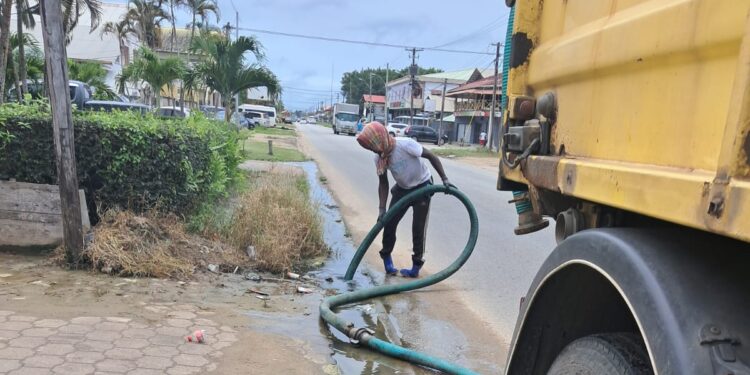 49393438 d28b 44d5 b81d 906be2ca541a e1775179364581 In Paramaribo-Noord zijn straatkolken en afvoerputten opgeschoond om wateroverlast door hevige regenval te verminderen en de afwatering te verbeteren ....