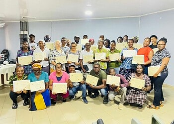 572fe786 4322 4c11 921f 77b38fe924e3 1536x1152 1 Het ministerie van LVV versterkt de pluimveesector in Moengo met een vijfdaagse training voor 28 deelnemers, gericht op kennis en groei binnen de lokale pluimveehouderij ....
