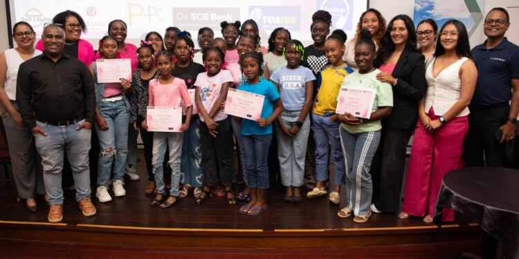 597b225d fb22 45ca 9b4c db0fe885733b 1 1536x1021 1 e-Gov en ISOC Suriname trainden meisjes uit kindertehuizen in social media en AI, met focus op veilig gebruik en studieondersteuning tijdens Girls in ICT Day ....