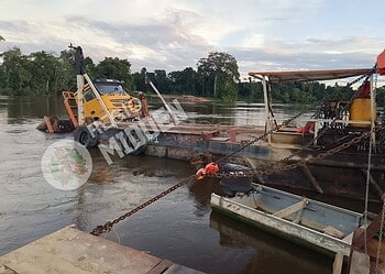 666013345 122353479902001925 3169830321422382164 n Een truck met houtblokken rolde deels in de rivier bij Jaikreek door onvoldoende voorzorgsmaatregelen; de politie onderzoekt het bedrijfsongeval zonder gewonden ....