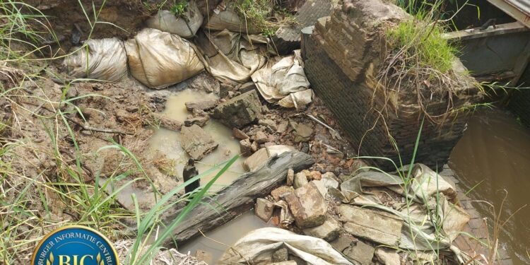 675459636 1368587295296862 988036318875514227 n De breuk in de dam bij sluis Boxel Manjadam is snel hersteld, waardoor wateroverlast bij woningen en de begraafplaats in het gebied is gestopt ....