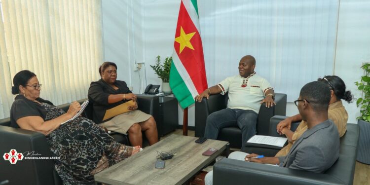 678969807 1285702463747539 6168992193588809228 n 1536x732 1 FOLS waarschuwt voor dreigend lerarentekort door jarenlange achterstand in gratificatie-uitbetaling en vraagt spoedige verbetering van arbeidsvoorwaarden in Suriname ....