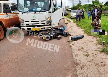 680411428 122357096870001925 1184061402980116486 n Een bromfietser raakte zwaargewond na een botsing met een vrachtwagen op de Kennedyweg. De politie onderzoekt de precieze toedracht van het ongeval ....