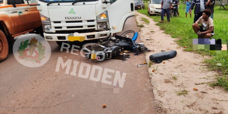 680411428 122357096870001925 1184061402980116486 n Een bromfietser raakte zwaargewond na een botsing met een vrachtwagen op de Kennedyweg. De politie onderzoekt de precieze toedracht van het ongeval ....