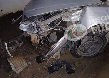 682697088 122357238338001925 4119966716224437660 n Een automobilist verloor de controle en botste in Wanica tegen een winkelpand en een EBS-mast, met aanzienlijke schade als gevolg. Het onderzoek loopt nog ....