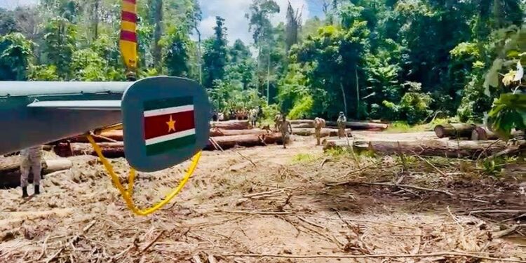 684550650 122247328292121783 5793720201875473351 n Het Nationaal Leger ondersteunt met militairen en helikopters de zoektocht naar twee vermiste jongemannen in het Tibiti-bosgebied, waar zij vermoedelijk verdwaald zijn geraakt ....