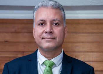 Anjulio Wolf staat voor tweede periode als directeur CASAS 1 e1775178986160 Minister Landveld bevestigt de herbenoeming van Anjulio Wolf als directeur van CASAS ondanks weerstand van het personeel, met het oog op verbetering van de luchtvaartveiligheid ....