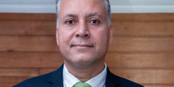 Anjulio Wolf staat voor tweede periode als directeur CASAS 1 e1775178986160 Anjulio Wolf is opnieuw benoemd als directeur van CASAS en zet zich in voor het versterken van de luchtvaartveiligheid in Suriname ....